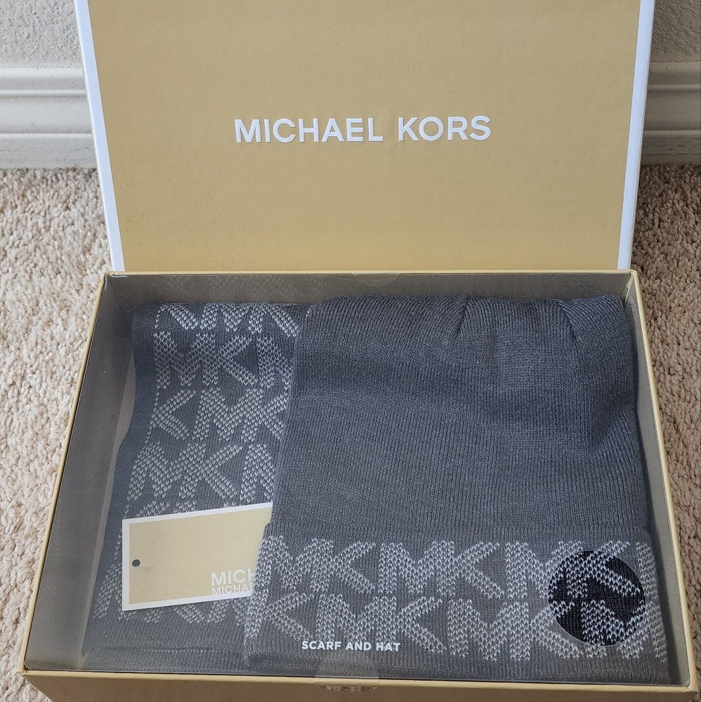 Michael Kors Scraf & Hat Combo